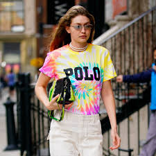 Ziehen sie hierzu am besten gummihandschuhe an, um ihre haut vor der farbe zu schützen. Batik Shirt Alles Was Du Zum Styling Und Selbermachen Wissen Musst Cosmopolitan