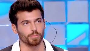 «non sono abituato a non avere una folla intorno, fa strano che non ci sia il pubblico in studio, ma lo capisco perché è un momento. Verissimo Can Yaman Parla Del Suo Passato Difficile Ora Sogna Di Diventare Padre Dilei