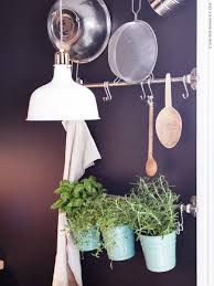 Dekorera Med Kryddor Och Vaxter Och Ge Koket En Frasch Och Somrig Kansla Fintorp Stang Och Bestickstall Ranarp Taklampa Ikea Kitchen Ikea Ikea Ranarp