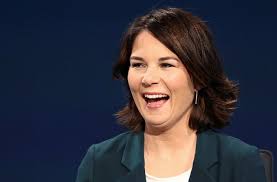 Plagiatsjäger werfen baerbock „copy and paste vor. Ny7v9s 43 It0m