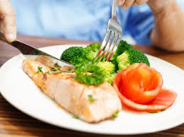 Caranya yaitu dengan memilih makanan yang mengandung kalori tidak melebihi ambang 30% dari jumlah total kalori yang berasal dari lemak. 18 Makanan Penurun Kolesterol Tinggi Alami Dan Nikmat