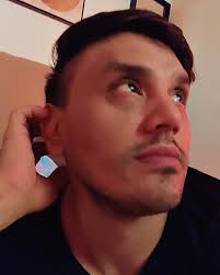 DALE, INGRID, DALE, cerrame la botella de Coca grande.