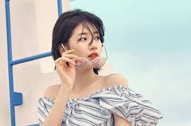 Tapi sepertinya beberapa artis korea ini malah terlihat cantik juga model rambutnya pendek. 7 Artis Korea Yang Tetap Cantik Dengan Gaya Rambut Pendek Dewiku Com