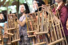 Alat musik tradisional saluang adalah alat musik daerah yang berasal dari minangkabau provinsi sumatera barat. Daftar Nama Alat Musik Tradisional Asal Daerah Dan Cara Memainkannya Portal Jember