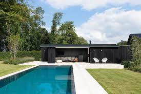 zwarte poolhouse zwembadhuis zwembad huizen zwembad achtertuin