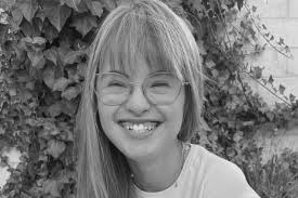 Muere con 16 años Paula Cisneros, presentadora de las Campanadas de Canal  Extremadura