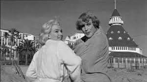 Dopo l'accoglienza piuttosto algida con cui la critica statunitense accolse il il principe e la ballerina, unica esperienza artistica europea di marilyn nella duplice veste di protagonista e produttrice, l'attrice si prese la. A Qualcuno Piace Caldo 1959 Billy Wilder