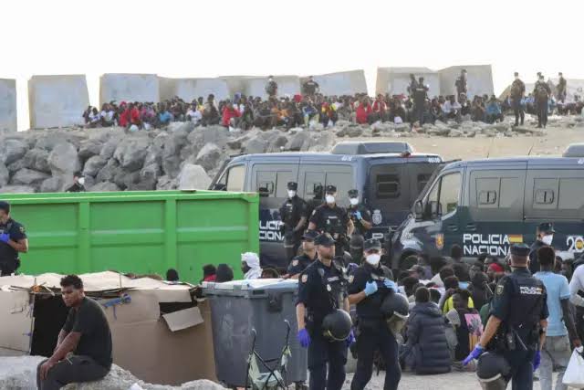 Fotos | Desalojo en Ceuta de la playa de El Trampolín