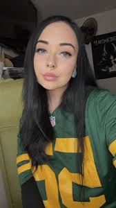 Packers Fans' Experiences Wearing Team Gear in Washington State