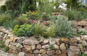 Findlinge, gesteinsbrocken und dekosteine für den garten, wie moonstone, meteora, eiszeitfindlinge oder bruchsteine aus granit, schiefer, kalkstein und diabas, erfreuen sich schon lange großer. Trockenmauer Bauen Toom Baumarkt