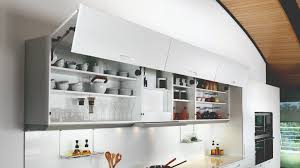En la cocina específicamente un mueble bastante utilizado es también el famoso «escobero», que ocupan poco espacio y permiten guardar y organizar en su interior bastantes elementos. El Interior Nos Define