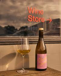 Wohooo! Special cuvée only for Propaganda made by our good friend  @nuria.renom! The idea came after the latest visit of Francesca @niro.francesca  at her cellar last spring. This is a light orange