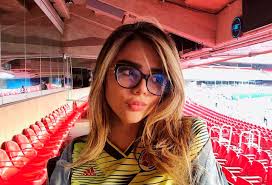 Juana valentina restrepo, de 23 años, es la hermana menor del futbolista james rodríguez, aunque en este caso, la joven es hija de juan carlos restrepo, expareja de la mamá y uno de los apoyos. Juana Valentina Revelo La Verdad Sobre Si Se Inyecto O No Los Labios Rcn Radio