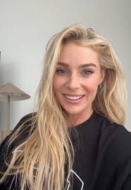 Jessica Hause's Instagram, Twitter & Facebook