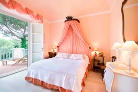 20 Charming Coral Peach Bedroom Ideas To Inspire You Rilane We Aspire To Inspire Peach Bedroom Coral Bedroom Bedroom Colors