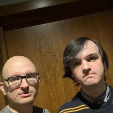 Страшный сон пропагандистов. Молодой человек вновь развернул антивоенный  плакат возле телецентра. 21-летний Иван приехал в Москву из Сибири. И  заявил, что хочет поддержать меня. За это отважному герою, конечно,  огромное спасибо! По