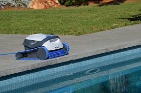 Dolphin S100 Maytronics Un Robot De Piscine Pour Un Nettoyage Professionnel Des Petites Piscines Aquarev Piscines