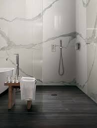 A Marble And Wood Effect For Elegant Design Spaces I Classici Di Rex Idee Salle De Bain Salle De Bains Moderne Carrelage Salle De Bain