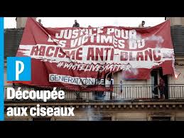 El movimiento político de extrema derecha génération identitaire (generación identitaria) ha convocado una manifestación para el sábado 2 de abril en el distrito bruselense de molenbeek bajo el. Manifestation A Paris Les Photos Du Decrocheur De La Banderole De Generation Identitaire Ce Samedi