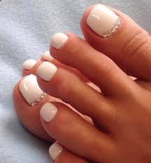 Encontramos el clásico diseño de uñas pintadas con esmalte rojo de fondo en donde toda mujer sabemos como realizar pero con un detalle que podemos ver en esta foto de un video que pude conseguir muy interesante donde le pone un aplique de una flor en color blanco que podemos utilizar por ejemplo para la primavera con unas bonitas sandalias y unas lineas blancas que salen de la flor. Pintados De Unas De Pies Faciles Y Bonitas Decorados De Unas