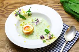 Krautersuppe Fur Grundonnerstag Eine Wildkrautersuppe Mit Gebackenem Oder Frittiertem Ei Feine Grundonnerstagsuppe Fur Os Krautersuppe Suppe Rezepte Mit Lauch
