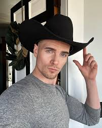 Billy Holt (@billy.holt.lifestyle) · Снимки и видеоклипове в Instagram