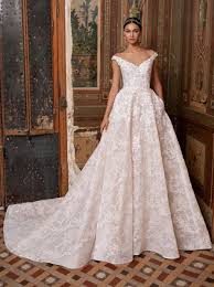 Abiti da sposa creati dalla designer rosa clará perfetti per sfoggiare ricercata eleganza, sensualità e raffinatezza. Foto Abiti Da Sposa Colore Panna