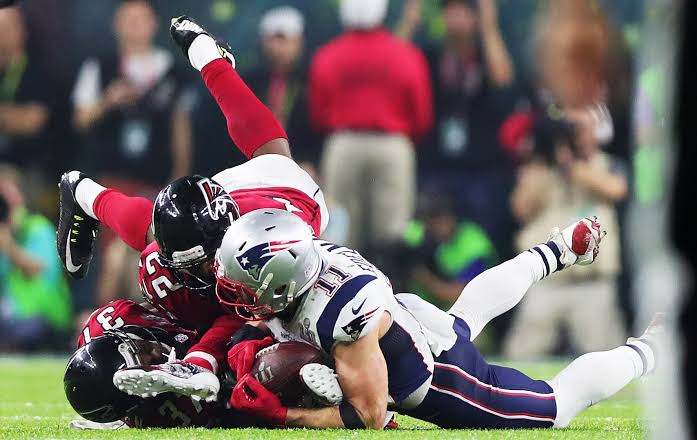 Julian Edelman collects on crazy catch for Patriots