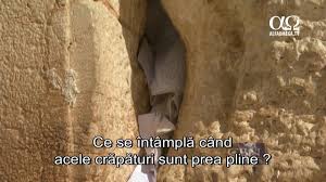 Zidul plangerii este locul din ierusalim cel mai iubit de evreii din intreaga lume. Zidul Plangerii Din Ierusalim Ce Se Intampla Cu Hartiutele Cu Rugaciuni Din Zid Youtube