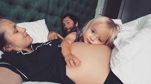 Maybe you would like to learn more about one of these? Bald Vierfach Mama Teresa Palmer Verrat Das Babygeschlecht Promiflash De