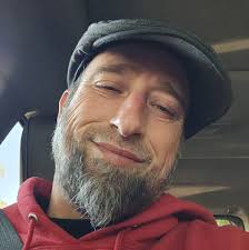 I'm gonna need to know who this Gonzaga fan is and am immediately  implementing this iconic dad-esque celebration into my every day life…