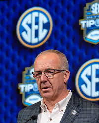 College Football Reporter Says Coach Revoked His Media Credential Right In  Front Of Players