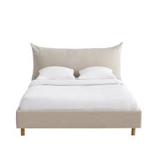 With its lacquered surface and cubic design it enhances any surroundings. Bett 180x200 Beige Fergus Maisons Du Monde