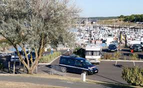 L'officiel des terrains de camping. Les Camping Cars Se Font Ils Verbaliser Quand Ils Stationnent En Toute Legalite Pas Sur Le Monde Du Camping Car