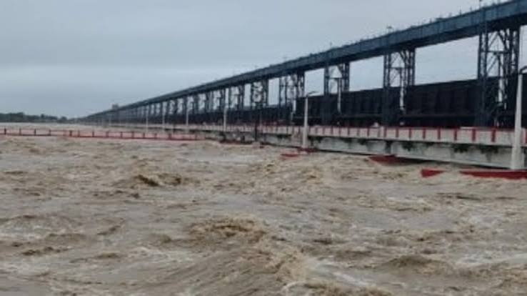 कोसी में भारी पानी डिस्चार्ज से बीरपुर बराज पर बढ़ा दबाव; गेटों में फंसा मलबा, इंजीनियरों ने संभाला मोर्चा, Bihar Hindi News - Hindustan