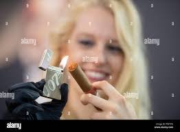 Della Bond's Instagram, Twitter & Facebook