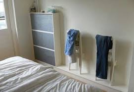 Stuhl An Der Wand Fur Ins Schlafzimmer Schlafzimmer Aufbewahrung Ikea Diy Aufbewahrung Selbstgemacht