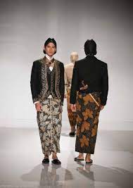 Pakaian adat indonesia berasal dari jawa timur ini memang terlihat lebih sederhana di bandingkan dengan daerah daerah sebelumnya. Beskap A Traditional Javanese Wedding Outfit For Man Pengantin Pria Gaun Perkawinan Pakaian