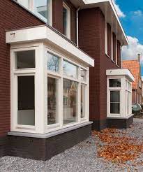 Moderne Erkers In Het Wit Voor Extra Licht En Ruimte Erker Voorkant Huis Erker Erker Aanbouwen