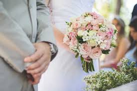 Wenn ihr noch das datum der eheschließung dazu vermerkt, wird es eine schöne erinnerung an euch und an die hochzeitsfeier. Hochzeitsgedichte Die Schonsten Gedichte Zur Hochzeit