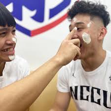 我大概是UBA最需要皮膚保養的人， 而且每次艾喆都說什麼痘痘傳染給他，明明他也沒在保養好嗎哈哈！ 很榮幸#naruko 提供產品體驗，  可以讓我在大量流汗後簡單快速清潔保養！ 使用#茶樹淨荳敷面潔膚泥