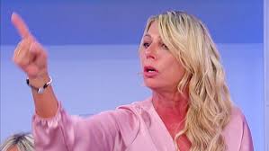 Spiacevole episodio a uomini e donne che ha visto protagonista aurora: Uomini E Donne Aurora Scoppia In Lacrime E Inveisce Contro Gianni Sperti Sei Un Ignorante