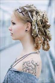 Hairstyles Married Viking Women Would Not Wear Their Hair Loose Free Hair In Girls Was A Sign Of A Maiden Long Hair Hair Styles Womens Hairstyles Viking Hair