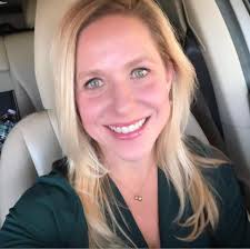 Hello H Community 👋 I'm Jessie, a Personal Trainer and Nutrition Coach! I  help women create simple, realistic fitness plans to lose weight, build  muscle, or get stronger—designed to fit even the