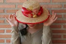 Canotier Realizado Con Motivos En Rojo Y Dorado Base En Cinta De Yute Rojo Y Puntilla Bordada Lazada Frontal En Seda Roj Cinta De Yute Hilo De Seda Seda Roja