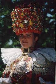 Datei Brautjungfer Aus Dem Kirchspiel Lindhorst Jpg Wikipedia Brautjungfern Braut Volkstracht