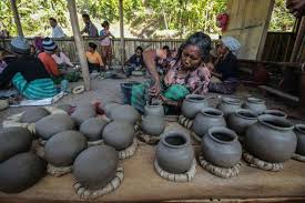 Memasak di dalam periuk tanah liat mengingatkan kita tentang tradisi yang panjang. Seribu Periuk Tanah Dari Desa Woedoa