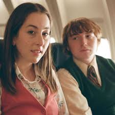 Het acteerdebuut van Alana Haim, nu al favoriet voor een Oscar: 'En toen  zag ik een woeste Bradley Cooper op me afkomen'