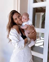 Con oltre 2 milioni di follower, beatrice valli è seguitissima proprio per i post che documentano la sua vita familiare, i suoi consigli beauty e di moda. Beatrice Valli Insulted On Instagram For The Extra Pounds Two Months After Giving Birth She Burst Out You Have No Respect My Body Will Recover When It Wants