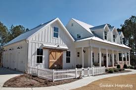 Pine Floors Printed Out Info Feature Friday Modern Farmhouse In North Atlanta Southern Hos Modern Farmhouse Exterior Farmhouse Architecture House Exterior